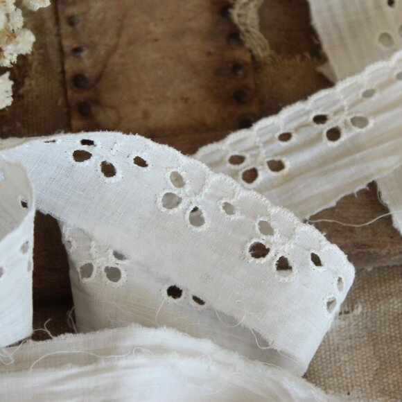 Vintage White Eyelet Lace Trim 1.25", 2 Yards, Scalloped Edge - Picture 6 of 10